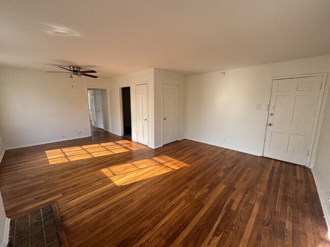 Building Photo - 944 W Huisache Ave
