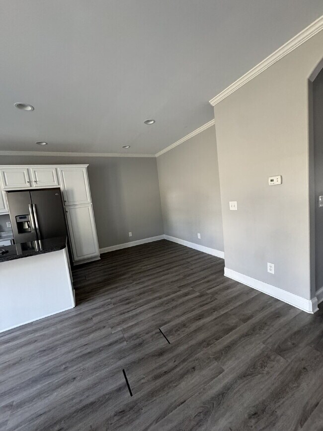 Building Photo - Beautiful townhouse near Henslee Park