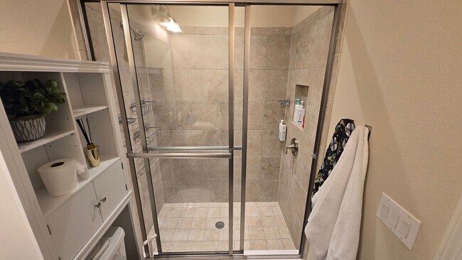 Building Photo - Beautiful 4 Bed / 3.5 Bath Home ~ Available April 1st + Incentive!