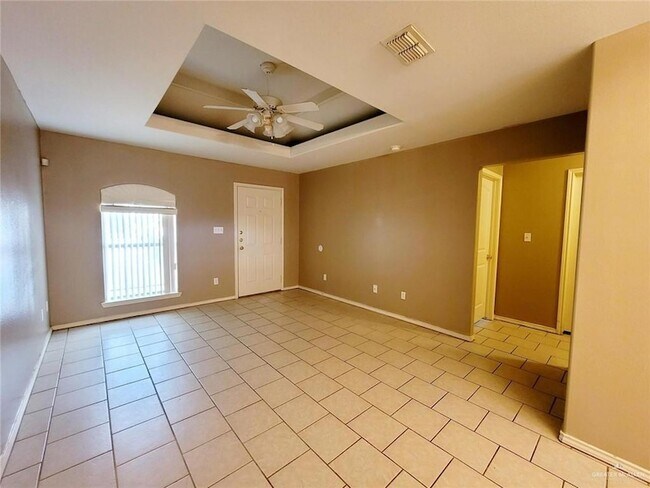Building Photo - 2402 Tahiti Dr