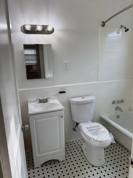 Building Photo - 4520 Eads St NE