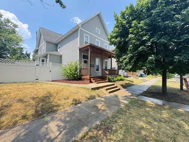 Building Photo - 707 Livingston Ave NE