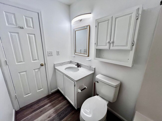 Building Photo - Newly remodeled 3 bed 2.5 bath townhome in...