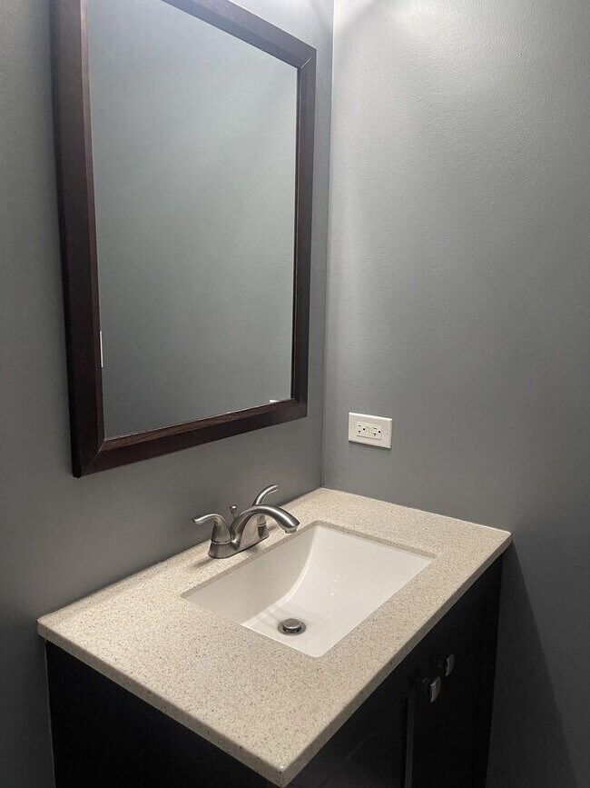 Building Photo - 3 bedroom in Naperville IL 60564