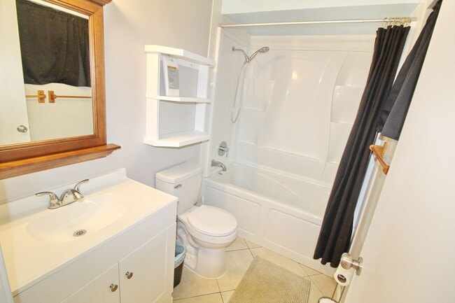 Building Photo - Rare 3-Bedroom, 2-Bath Condo in Sunny Sout...