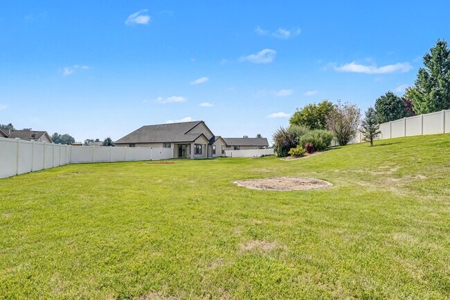Building Photo - 2040 Kelly Dr