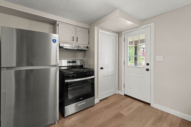 Building Photo - Newly renovated 3 bedroom home in McKees Rocks available now!