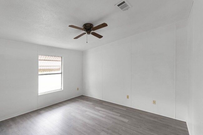 Building Photo - 571 Lindsey Dr