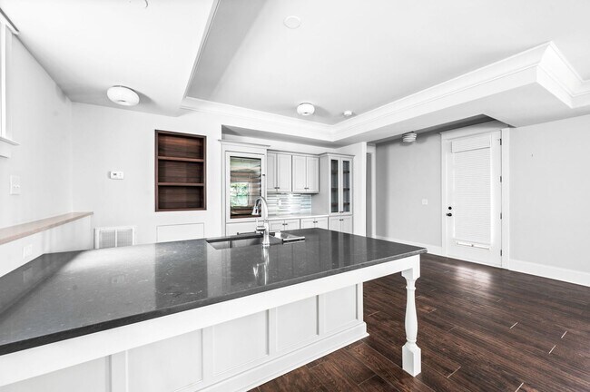 Building Photo - 1735 Hillmont Dr