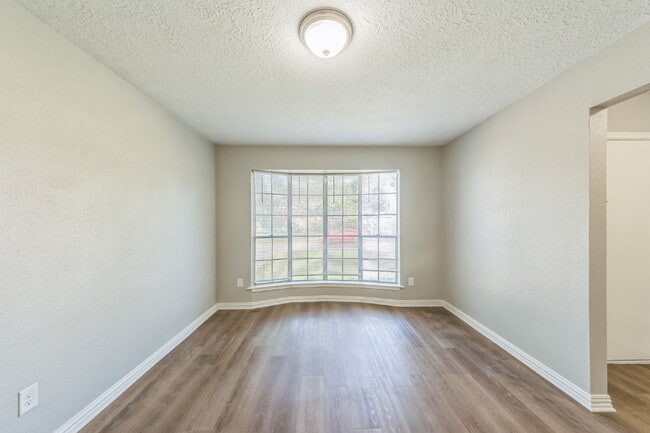 Building Photo - Charming & Spacious Home in La Porte!