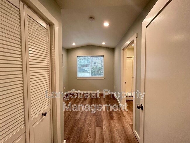 Building Photo - 1052 SW Western Blvd