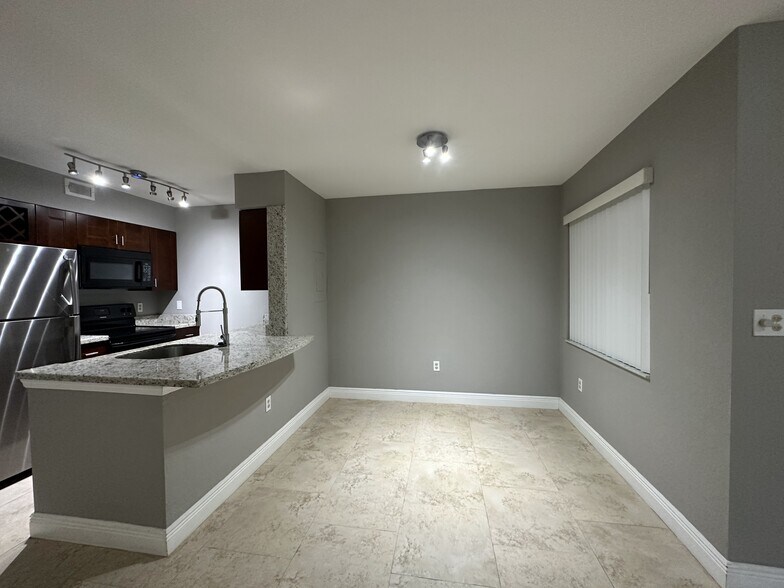 Building Photo - 2811 N Oakland Forest Dr