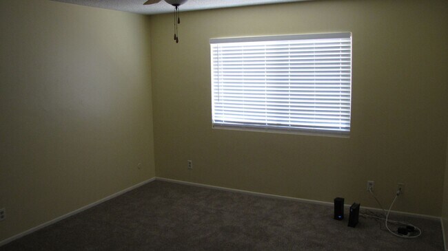 Building Photo - NOR 3 bedroom 2 bath