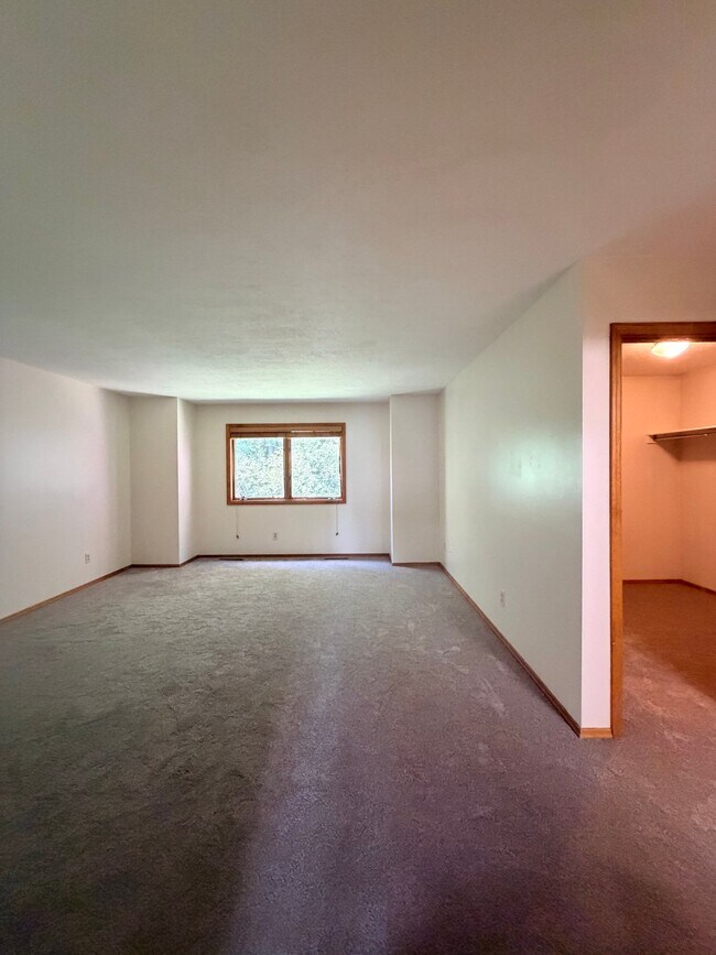 Building Photo - 705 S 15th Ave