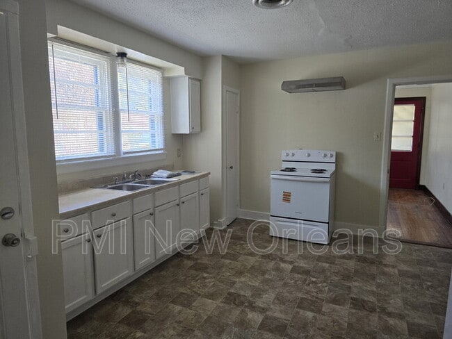 Building Photo - 3022 Serantine St