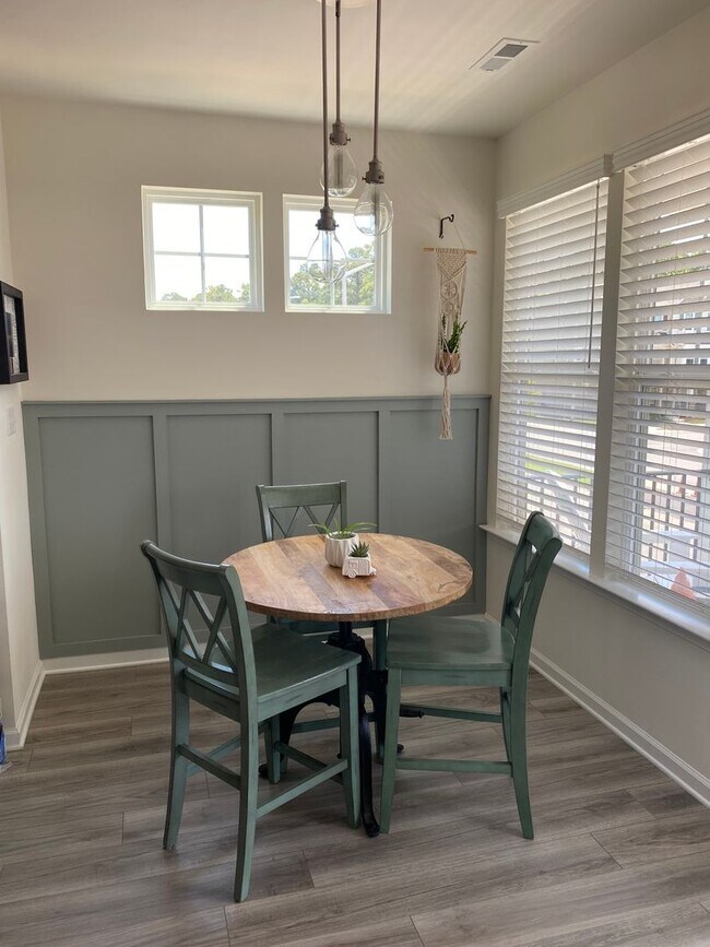 Building Photo - Huntington Pointe