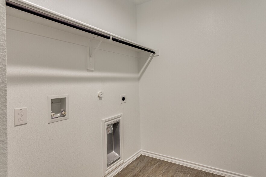 Building Photo - 2629 Streamside Dr