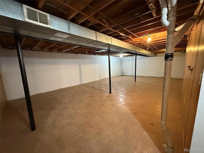 Building Photo - 15895 Cambridge Dr