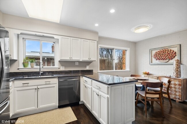 Building Photo - 384 Hastings Ave