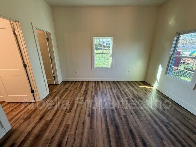 Building Photo - 829 Hamilton St