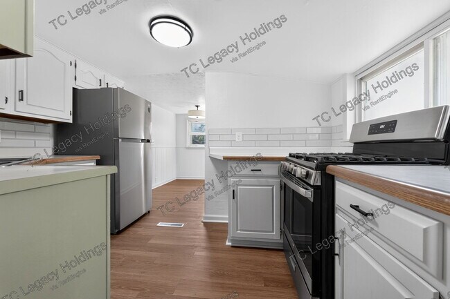 Building Photo - 649 Maple St