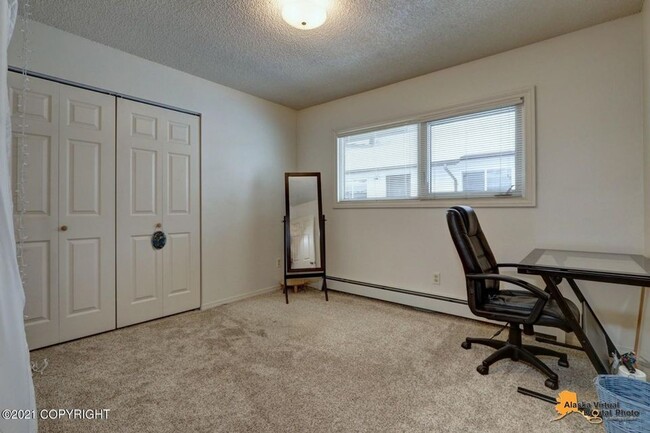 Building Photo - 3 Bedroom Unit w/ Garage in the U-MED Dist...