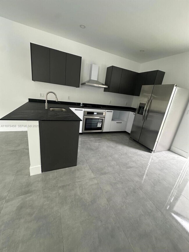 Building Photo - 723 NW 19th Ave