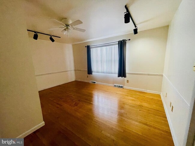 Building Photo - 4124 Lincoln Way E