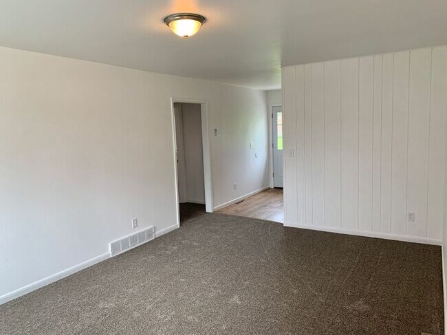 Building Photo - 2 Bedroom, 1 Bath Ranch Style Duplex with ...