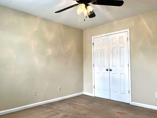 Building Photo - Large 4 Bedroom 2.5 Bath Home