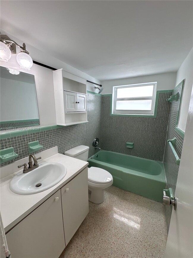 Building Photo - 2429 SW 9th St