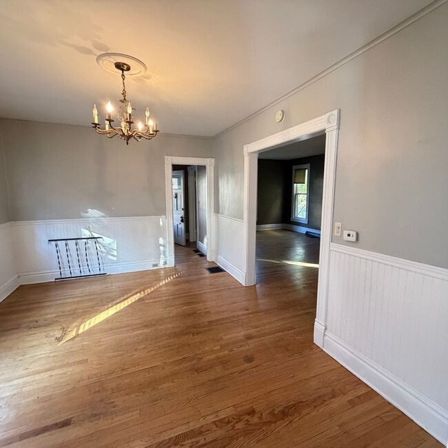 Building Photo - Spacious 4 Bedroom in Heritage Hill!