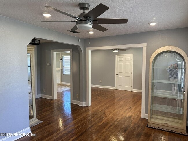 Building Photo - 6660 Oriole Ave