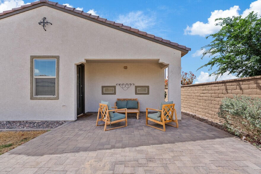 Building Photo - 2204 E Kelly Dr