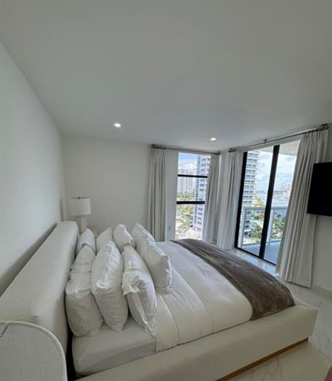 Building Photo - 20515 E Country Club Dr