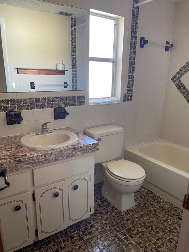 Building Photo - Spacious two bedroom two bath one car garage great location