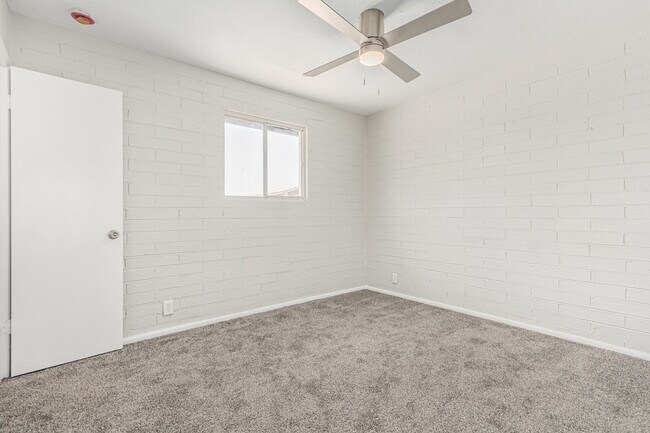 Building Photo - 4641 S 17th Pl