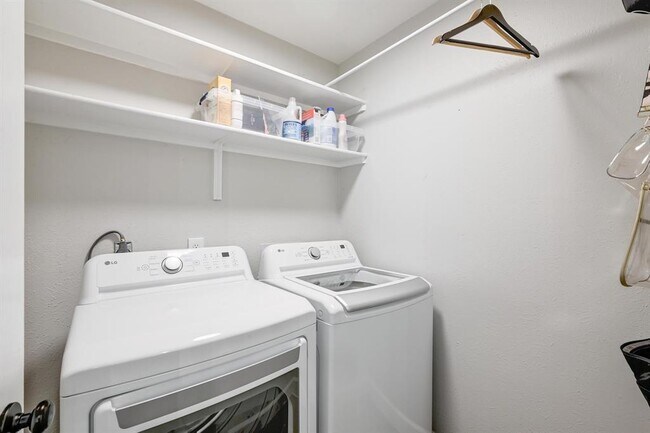 Building Photo - 4002 Ridgeline Dr