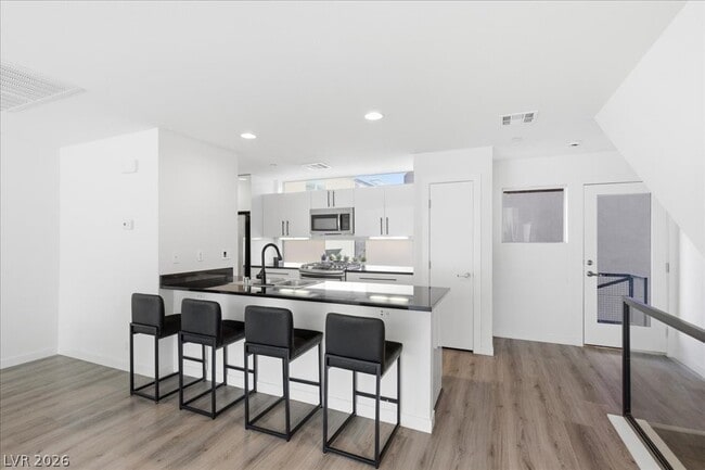 Building Photo - 250 Tower St