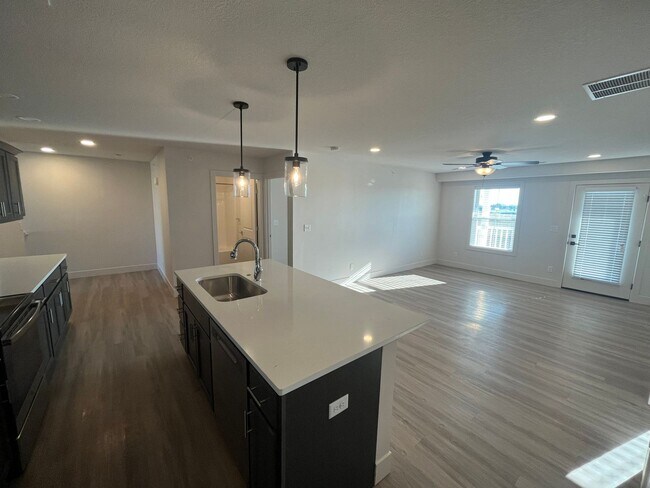 Building Photo - ??QUICK MOVE: FIRST MONTH'S RENT HALF OFF!