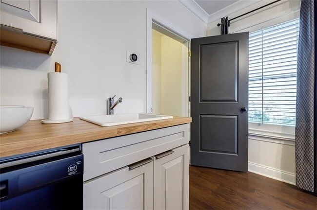 Building Photo - 470 Hamilton St SE