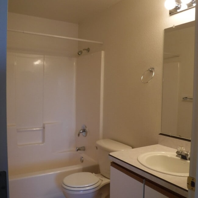 Building Photo - 2 Bed/2.5 Bath Unit in SW Redmond Fourplex