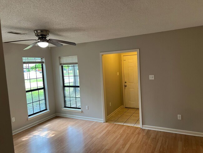 Building Photo - 2135 Raintree Dr