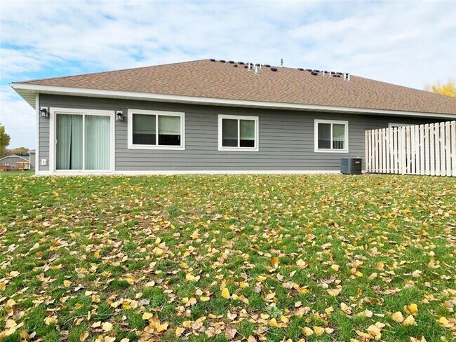 Building Photo - 601 6th Ave