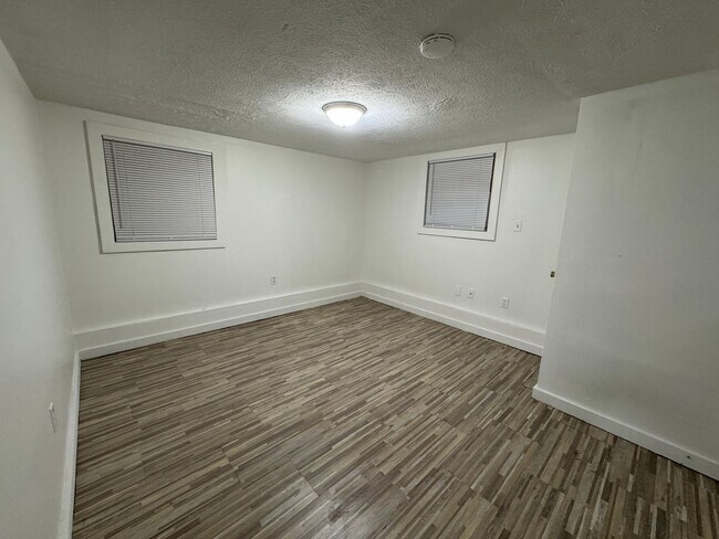 Building Photo - Move-in Special this 1BR, 1BA located at 9...