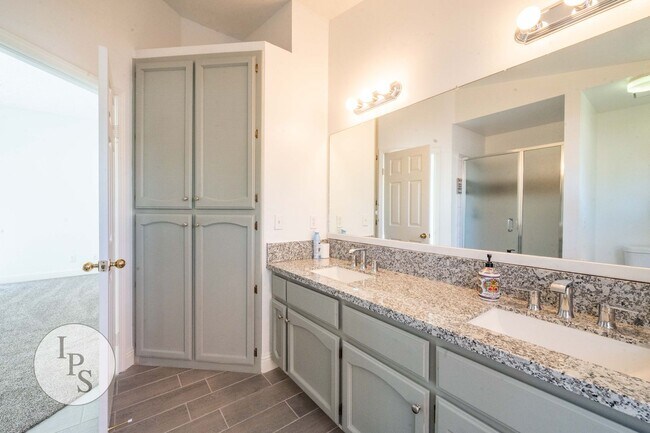 Building Photo - North Fresno Home in CUSD, 3BR/2BA, Beautiful Updates - Lots of Amenities!