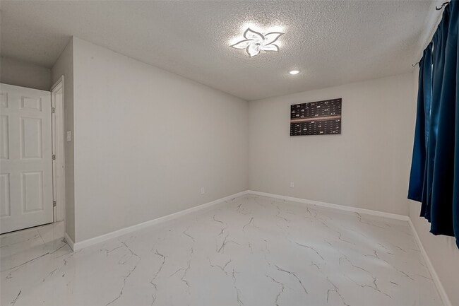 Building Photo - 12055 Fairpoint Dr
