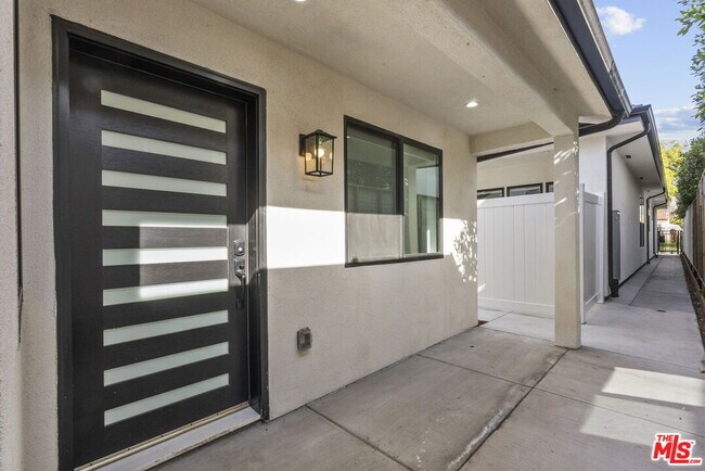 Building Photo - 521 N Martel Ave