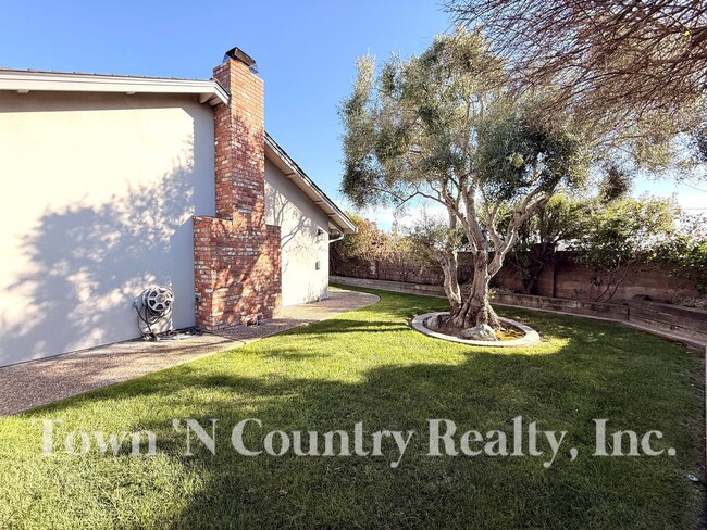 Building Photo - 1198 Loyola Dr