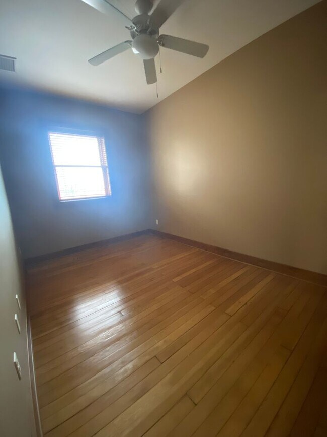 Building Photo - One Bedroom Apartment